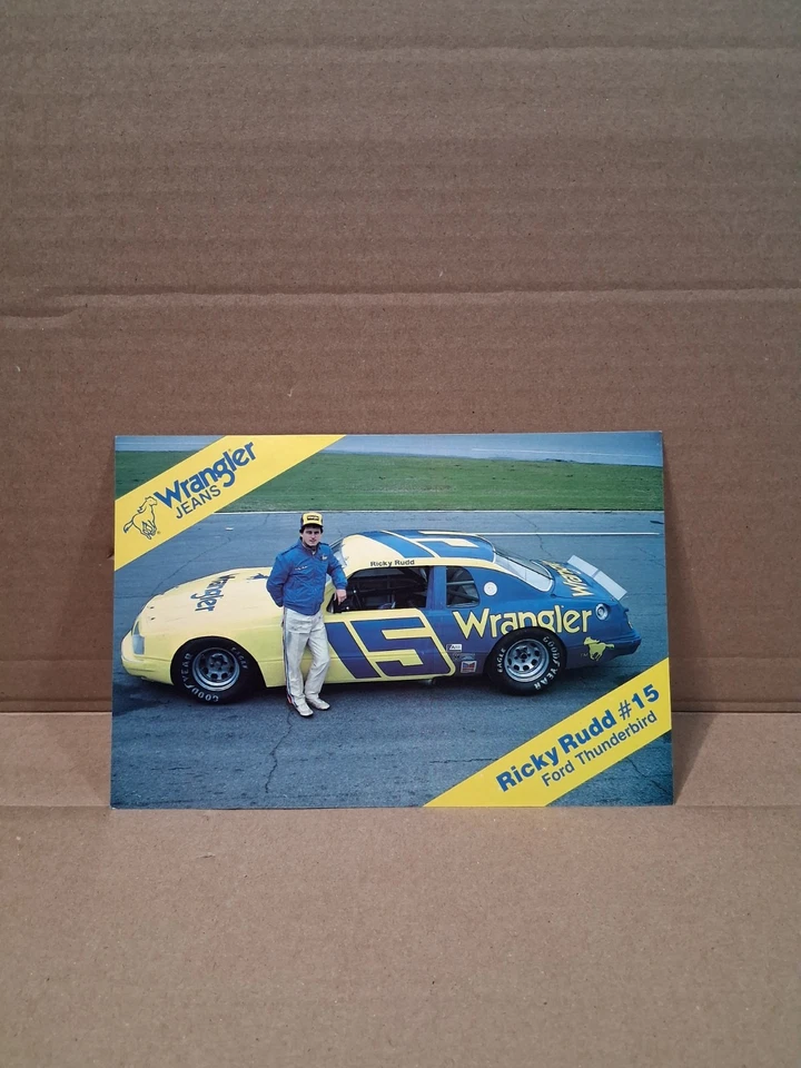 Postal vintage de carreras de autos Ricky Rudd #15 Wrangler Jeans NASCAR 1986 Foto 1 de 3