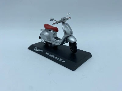 Model Scooter Vespa 946 Beautiful 2014 Gray - Maisto - Scale 1:18 - Image 1 of 2