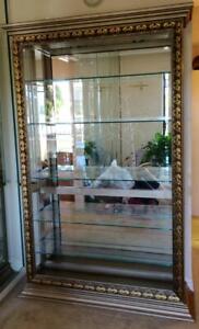 Gorgeous Pulaski Glass Illuminated Curio Cabinet – VGC –AMAZING CARVED WOOD TRIM