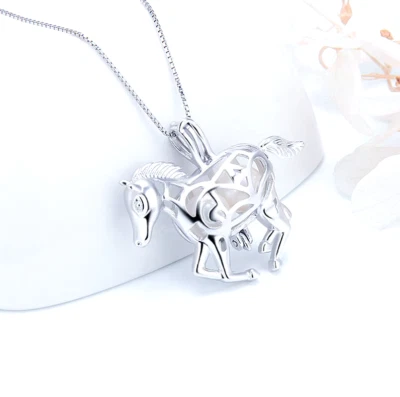 Collar colgante clásico de plata de ley 925 con jaula de perlas de caballo galopante Foto 1 de 4