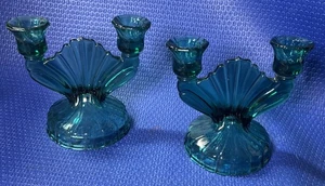 2 Vintage 30er Jahre Art Deco Jeannette Ultramarine Swirl Doppel Kerzenständer Halter - Bild 1 von 4