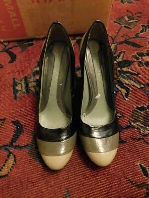 Kenneth Cole Reaction Striped Patent Black Grey Taupe Heels Pumps sz 7 Boca Girl - Image 1 of 4