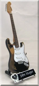 Guitarra en miniatura JOHN MAYER Monster Relic con púa de guitarra - Imagen 1 de 2
