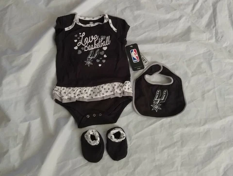 NBA Baby Girl's San Antonio Spurs 3pc Set Bib Bodysuit Socks Black Size 24M Cover