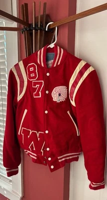 Jaqueta Letterman Vintage Hatchers Lã Vermelha/Branca tamanho M Wauseon, OH 80's - Imagem 1 de 4