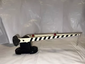 POSTWAR VINTAGE LIONEL #252 O GAUGE OPERATING LIGHTED CROSSING GATE - Picture 1 of 5