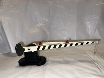 POSTWAR VINTAGE LIONEL #252 O GAUGE OPERATING LIGHTED CROSSING GATE - Image 1 of 4