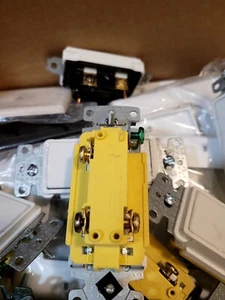 Hubbell White "DISPOSAL" Switch Decorator Rocker 15A Single Pole Bulk RSD115DW - Picture 1 of 2