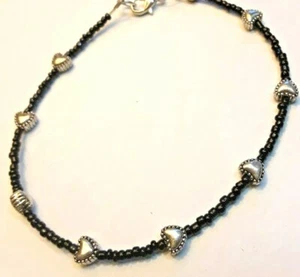 SCHWARZE PERLEN FUSSKETTCHEN MIT SILBERNEN HERZ AKZENTEN 9 ZOLL  - Bild 1 von 4