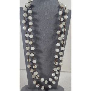 Hermoso collar ligero de 17,5" con cuentas blancas iridiscentes encordadas a mano - Imagen 1 de 4