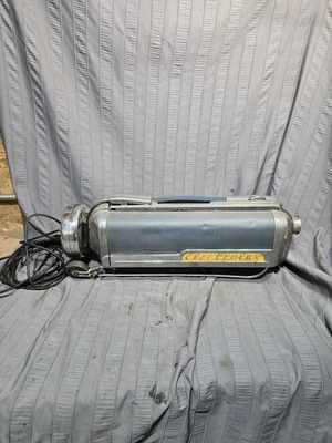 Aspiradora de bote Electrolux modelo LX años 50 vintage funcionando  Foto 1 de 4