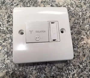 Interruttore Isolatore Ventilatore Click Mode 3 Poli 10A Con Fusibile Spur Bagno Curvo   - Foto 1 di 1