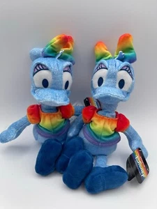 Set aus zwei Daisy Duck Pride 9" LBGTQ+ neu mit Etikett leicht lockerer Hals an einem - Bild 1 von 6