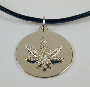 Ciondolo foglia di marijuana in argento sterling con collana in pelle omaggio Stati Uniti Spedizione - Foto 1 di 4