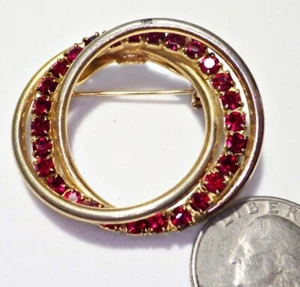Auffallende Vintage Krappen-Set rote Strasssteine in ineinandergreifenden dreikreisigen Pin 1 5/8" - Bild 1 von 2