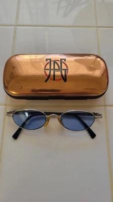 Gafas de sol Jean Paul Gaultier 58-0009 marco plateado patillas negras y lentes azules Foto 1 de 4