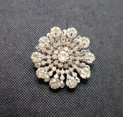 Broche prendedor vintage de cristal de 5 capas tono plata sin firmar Foto 1 de 4