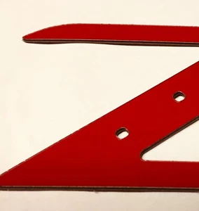 NUEVO AJUSTE NISSAN 350 Z 2003 2004 2005 ESTILO ROJO LOGOTIPO Z EMBLEMA TABLERO - Imagen 1 de 8