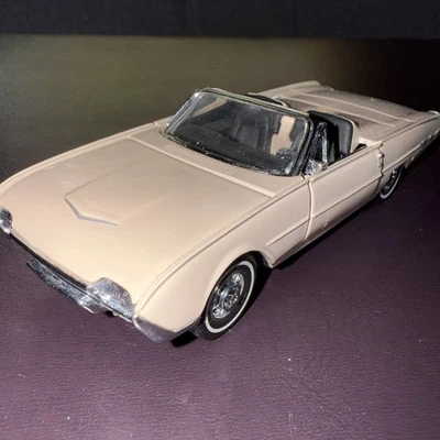 Franklin Mint 1962 Pink Ford Thunderbird Sports RoadsterDie Cast 1:43 Scale 1988 - Image 1 of 4
