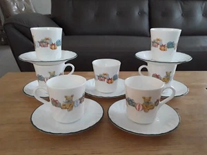 Vintage Corelle HOLIDAY MAGIC Christmas Cups and Saucers ~ SET of 7 - Picture 1 of 7