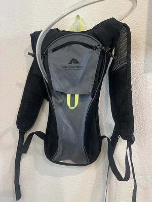 Mochila de hidratación Ozark Trail negra y gris abierta pero no usada  Foto 1 de 3