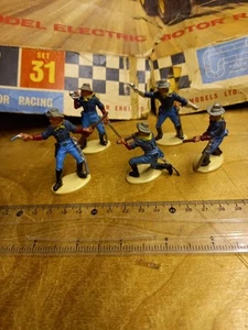 Primi anni 70 Gran Bretagna Made In Hong Kong Wild West US 7° Cavalleria X5 a piedi - Foto 1 di 12