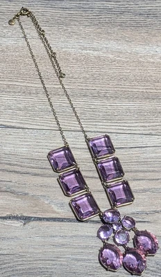 J. Conjunto de collar babero redondo ovalado cuadrado con puntas de vidrio púrpura con pedrería Crew Foto 1 de 4