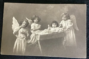 Postal Vintage Art Nouveau Ángeles Niño Jesús en Pesebre Navidad - Imagen 1 de 3