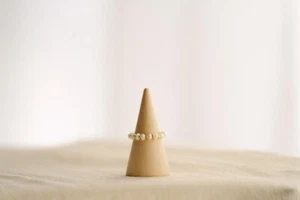 Hermosos anillos redondos lisos de perlas blancas con cuentas rellenas de oro para niñas y mujeres - Imagen 1 de 14
