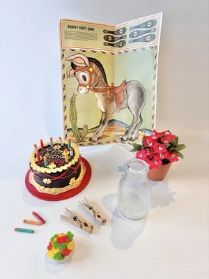 American Girl Pleasant Company Molly Cumpleaños Pastel Velas Juego Flores Tarro Prendedores Foto 1 de 3