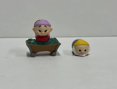 Lote de 2 - Figuras de vinilo medianas Disney Tsum Tsum - Dopey Bashful - Enanos Foto 1 de 4
