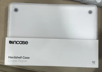 Incase - Funda rígida de puntos para MacBook Pro 2020 de 16" - Transparente Foto 1 de 4