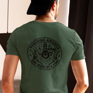 Camiseta unisex manga corta Powering America One Wire At A Time color seleccionar - Imagen 1 de 10