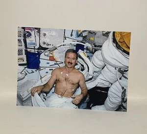 Chris Hadfield Autographed Signed Photo JSA/PSA/Beckett Guaranteed - Bild 1 von 1