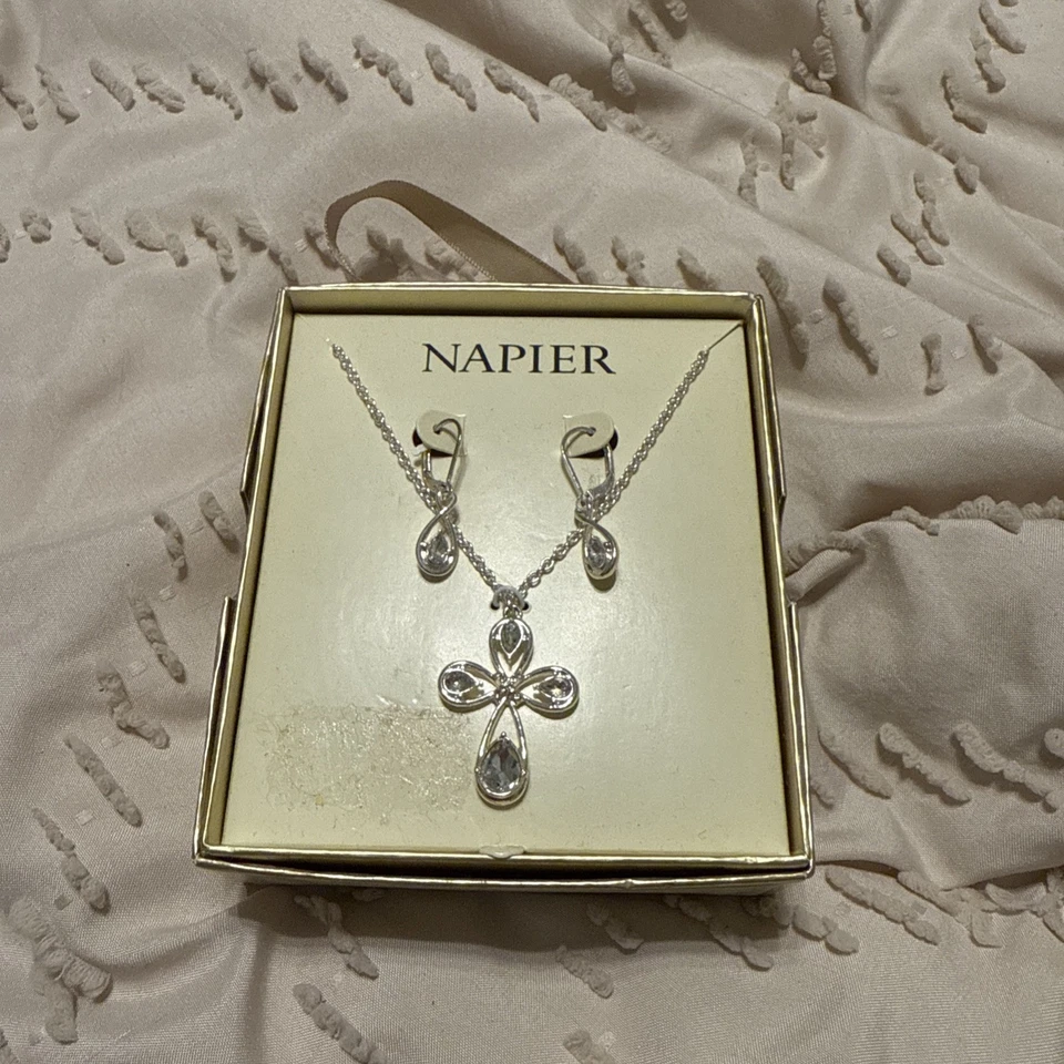 Juego de collar y pendientes Napier Box elevado tono plata piedras cruz colgante nuevo en caja Foto 1 de 1
