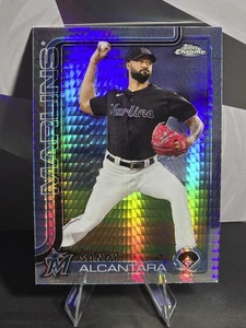 2025 Topps cromo béisbol Sandy Alcantara #126 refractor de prisma - Miami Marlins - Imagen 1 de 2