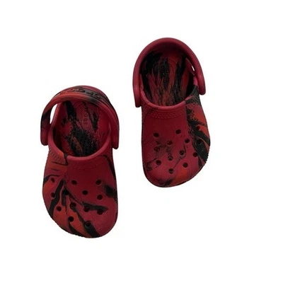 Zuecos sin cordones Crocs jaspeados tie-dye rojos y negros unisex niños talla 6C Foto 1 de 4