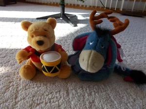 Disney Winnie The Pooh con Tamburo e Peluche Eeyore con Cappello Rosso di Natale, Corna - Foto 1 di 7