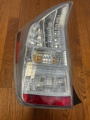Conjunto de lámpara de luz trasera exterior lado izquierdo para conductor Toyota Prius 2010 - Hecho en Taiwán Foto 1 de 4