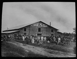 TEA GARDEN STAFF & LABOUR FORCE C1900 PHOTO Magic Lantern Slide INDIA ASSAM TEA - Picture 1 of 3