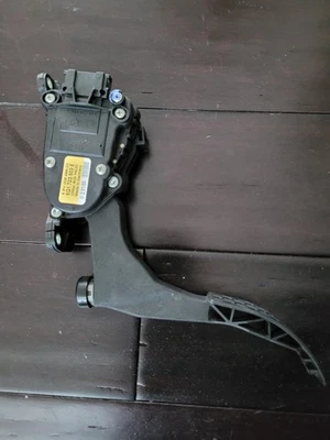 Б/У и протестированная педаль акселератора для автомобиля Volkswagen Beetle/Jetta/Golf 1999-2006 годов выпуска - Изображение 1 из 3