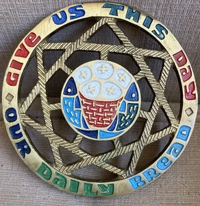 Vintage Terra Sancta Guild Israel Messing Emaille Untersetzer Daily Bread Schrift 1969 - Bild 1 von 12