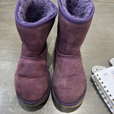 Botas UGG Australia Clásicas Cortas 5251 Púrpura de Gamuza de Oveja Talla 4 Foto 1 de 4