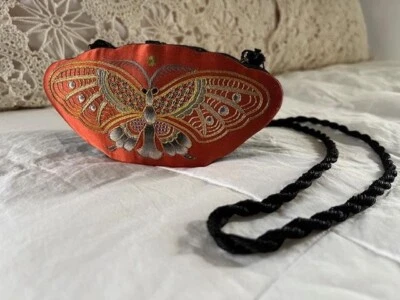 NUEVO Bolso de Noche Vintage Estuche Rígido Seda con Mariposa Bordada/Talla 6.5"x3.25" Foto 1 de 4