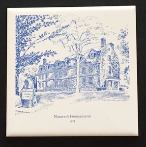 Azulejo de cerámica conmemorativo Nazareth, PA 1978 ~ WHITFIELD HOUSE ~ Perfecto estado. - Imagen 1 de 4