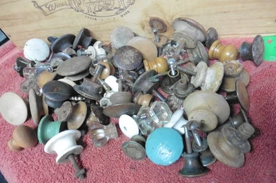 Lote de perillas de puerta tiradores cajones de gabinete vidrio madera latón etc. Foto 1 de 4