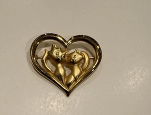 Prendedor vintage Danecraft gato gatito con broche corazón tono dorado - Imagen 1 de 5