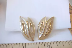 ~ LEAF PATTERN~GOLDTONE W/ BEIGE ENAMEL~ CLIP EARRINGS~ - Picture 1 of 3