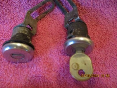 1969-1971 PONTIAC GRAND PRIX LJ SJ GM FÁBRICA OEM PAR DE FECHADURAS DE PORTA CHAVE FRETE GRÁTIS - Imagem 1 de 4