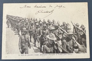 WW1  Carte Postale Défilé des premieres troupes Américaines débarquées en France - Imagen 1 de 2